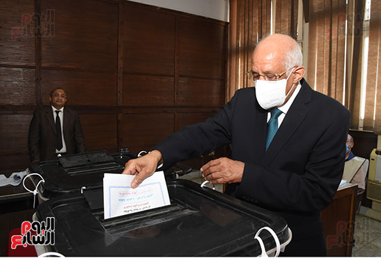 الدكتور على عبد العال خلال التصويت