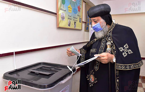 البابا تواضورس يدلى بصوته فى انتخابات مجلس الشيوخ (13)