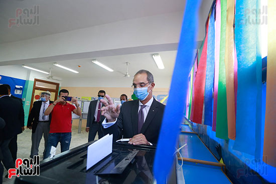 وزير الإتصالات يلتزم بالكمامة أثناء الإدلاء بصوته وزير الإتصالات يلتزم بالكمامة أثناء الإدلاء بصوته