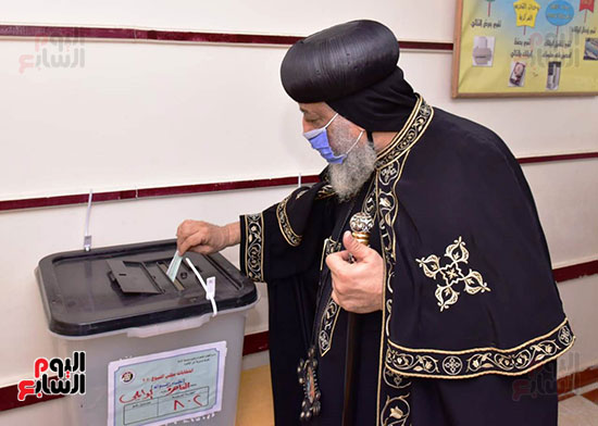 البابا تواضورس يدلى بصوته فى انتخابات مجلس الشيوخ (19)
