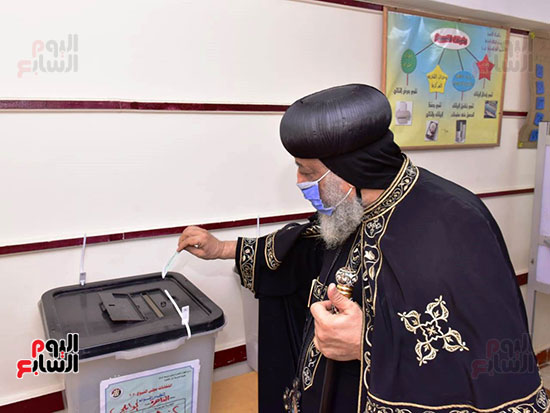 البابا تواضورس يدلى بصوته فى انتخابات مجلس الشيوخ (18)