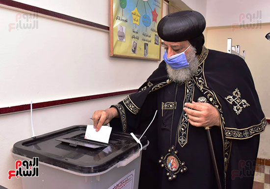 البابا تواضورس يدلى بصوته فى انتخابات مجلس الشيوخ (15)