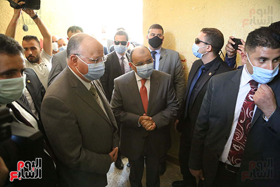 وزير التنمية المحلية ومحافظ القاهرة يتفقدان العملية الانتخابية فى شبرا‎ (4)