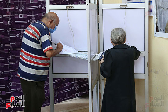 مواطنون أثناء الإدلاء الانتخابي