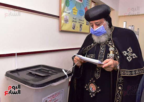 البابا تواضورس يدلى بصوته فى انتخابات مجلس الشيوخ (14)