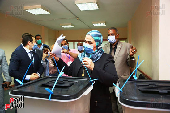 وزير ة التضامن تلتزم بالكمامة اثناء الإدلاء بصوتها الإنتخابي