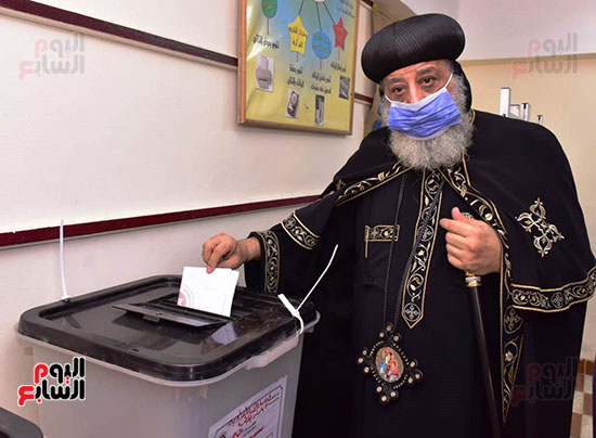 البابا تواضورس يدلى بصوته فى انتخابات مجلس الشيوخ (17)