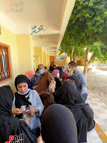طوابير من السيدات تتوافدن على لجان شمال محافظة الأقصر ومنشاة العمارى (5)