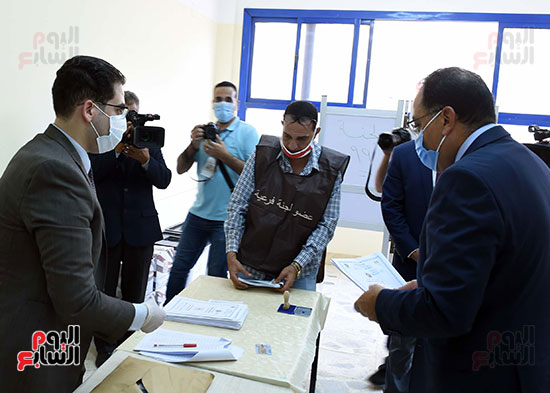 رئيس الوزراء يُدلى بصوته فى انتخابات مجلس الشيوخ (10)