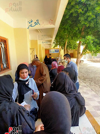 طوابير من السيدات تتوافدن على لجان شمال محافظة الأقصر ومنشاة العمارى (4)