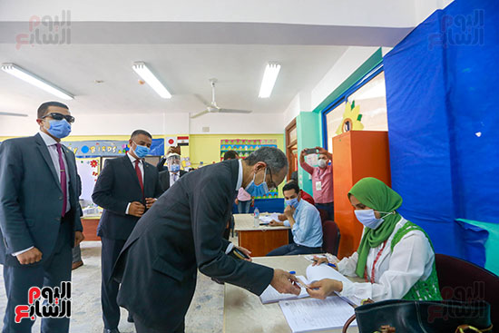 وزير الإتصالات داخل لجنته الإنتخابية وزير الإتصالات داخل لجنته الإنتخابية