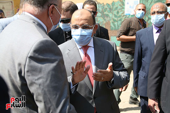 وزير التنمية المحلية ومحافظ القاهرة يتفقدان العملية الانتخابية فى شبرا‎ (3)
