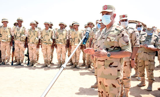 الفريق محمد فريد يتفقد العملية التعليمية لطلبة معهد ضباط الصف المعلمين (2)