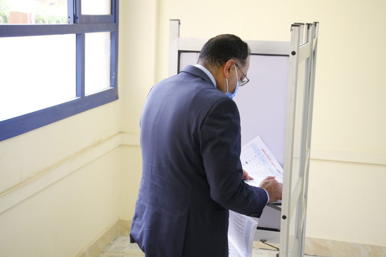 رئيس الوزراء يدلى بصوته فى انتخابات مجلس الشيوخ (3)