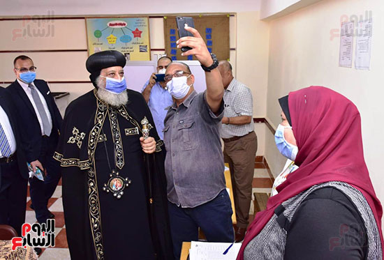 مواطنون يلتقطون الصور التذكارية مع البابا داخل لجنته الإنتخابية مواطنون يلتقطون الصور التذكارية مع البابا داخل لجنته الإنتخابية