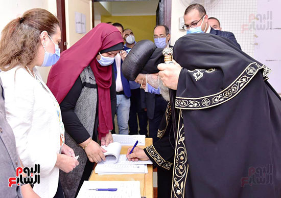 البابا أثناء امضائه في الكشف الإنتخابي البابا أثناء امضائه في الكشف الإنتخابي