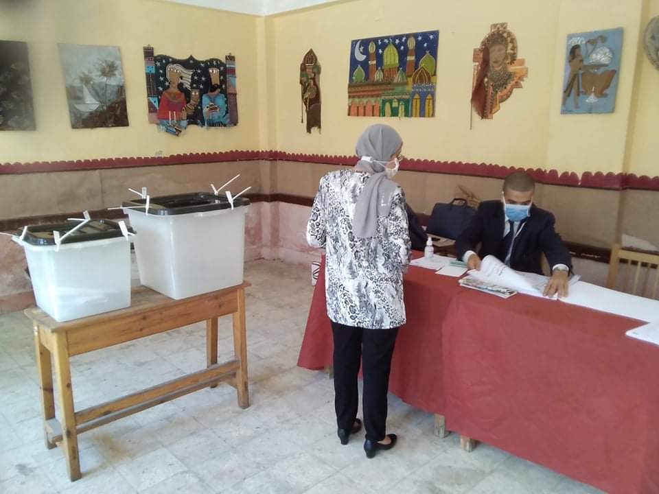 كبار السن يتوافدون على اللجان الانتخابية بالإسكندرية (3)