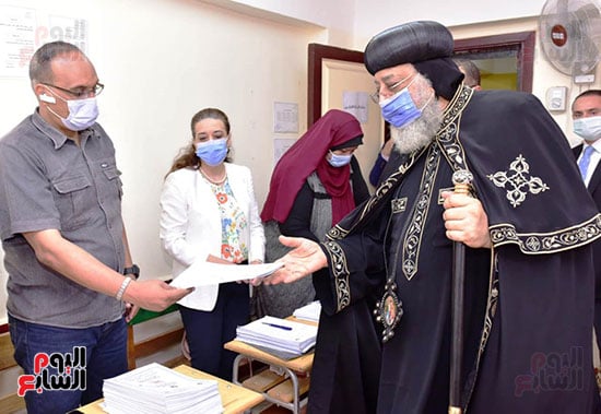 البابا تواضورس يدلى بصوته فى انتخابات مجلس الشيوخ (8)