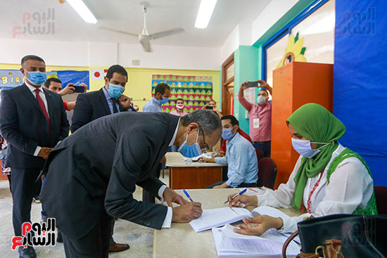 وزير الإتصالات بلجنته بزايد وزير الإتصالات بلجنته بزايد