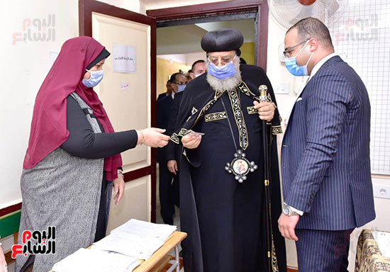 البابا تواضورس يدلى بصوته فى انتخابات مجلس الشيوخ (4)