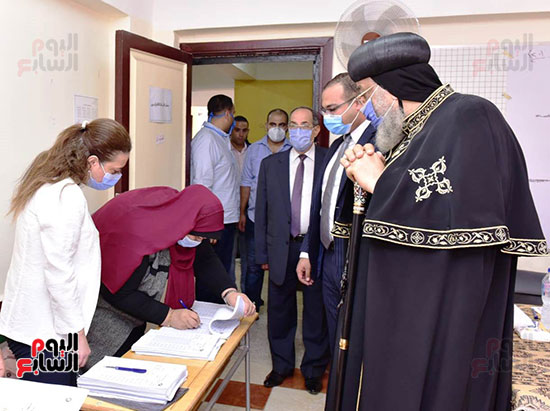 البابا تواضورس يدلى بصوته فى انتخابات مجلس الشيوخ (6)