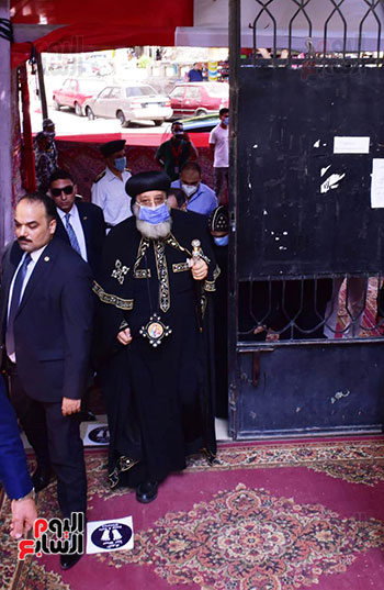 البابا يلتزم بالكمامة أثناء وصوله للإدلاء بصوته الإنتخابي البابا يلتزم بالكمامة أثناء وصوله للإدلاء بصوته الإنتخابي