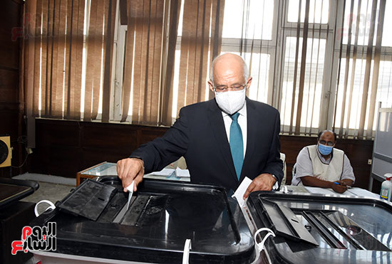 الدكتور علي عبد العال  (7)