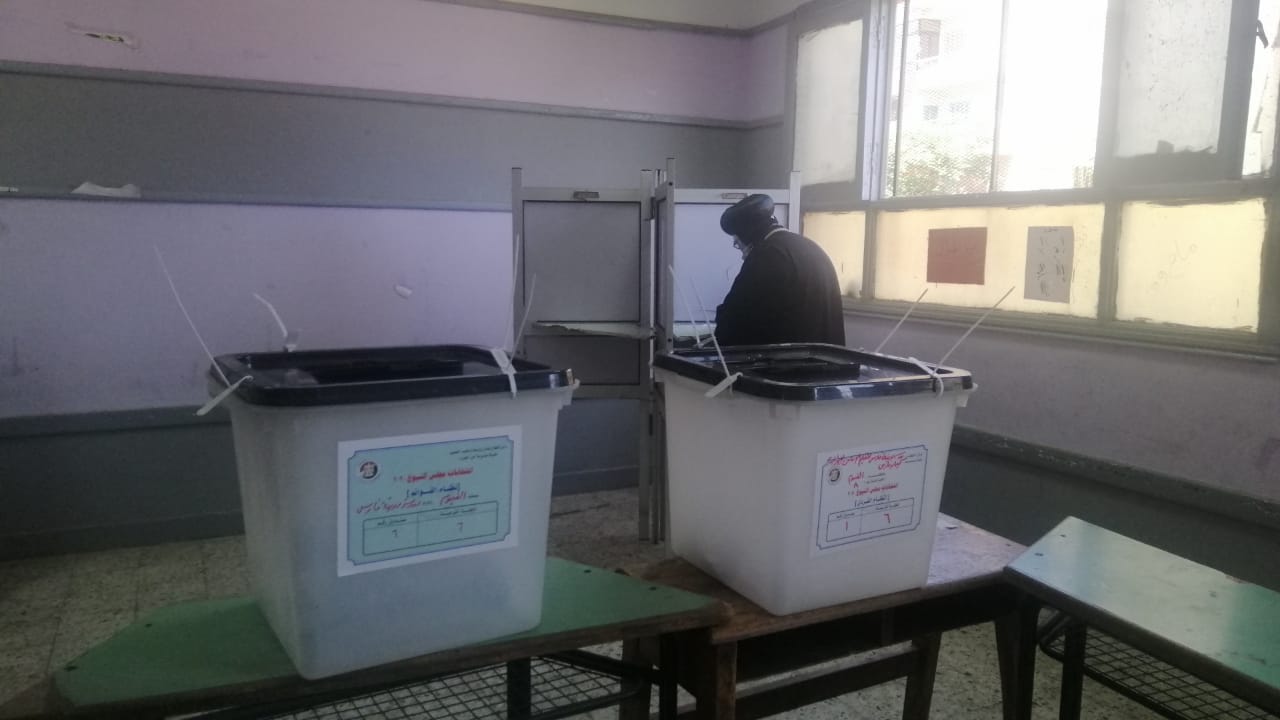  الأنبا إبرام مطران الفيوم يدلى بصوته فى الانتخابات (4)