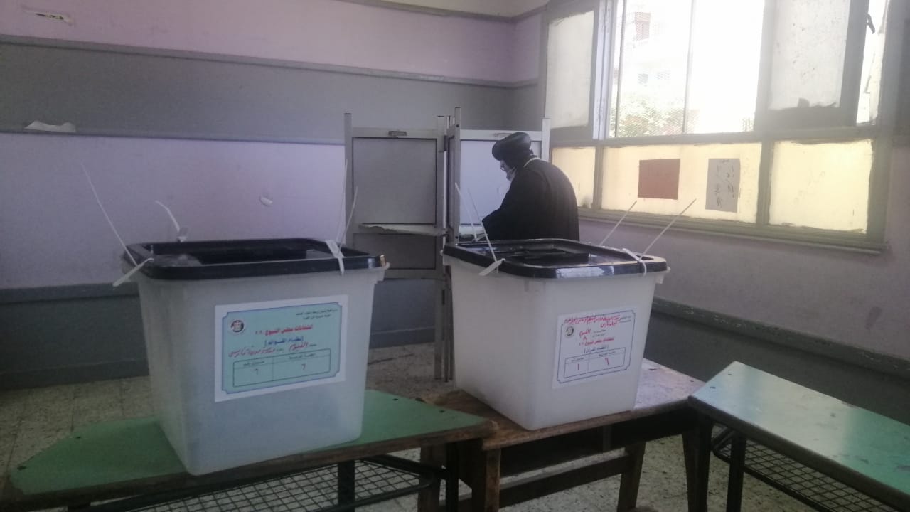  الأنبا إبرام مطران الفيوم يدلى بصوته فى الانتخابات (10)