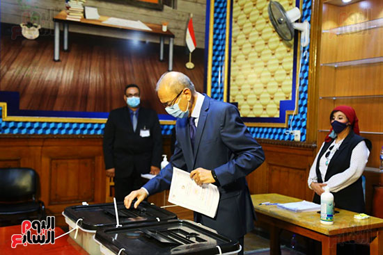 شريف إسماعيل يدلى بصوته بانتخابات الشيوخ  (3)