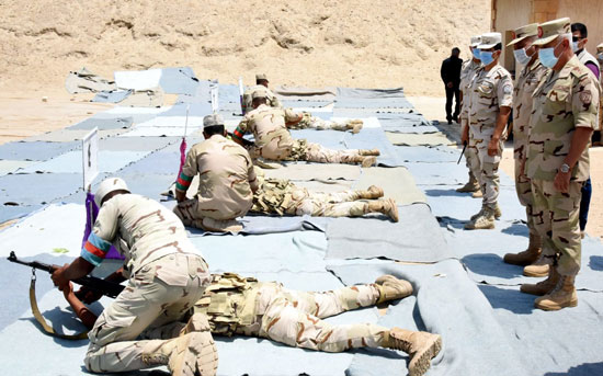 الفريق محمد فريد يتفقد العملية التعليمية لطلبة معهد ضباط الصف المعلمين (4)