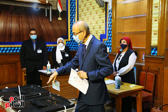 شريف إسماعيل يدلى بصوته بانتخابات الشيوخ  (6)