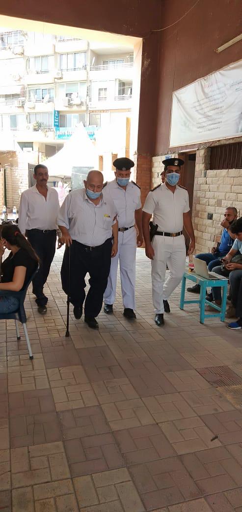 مساعدة مسن للوصول للجنته الانتخابيه مساعدة مسن للوصول للجنته الانتخابيه