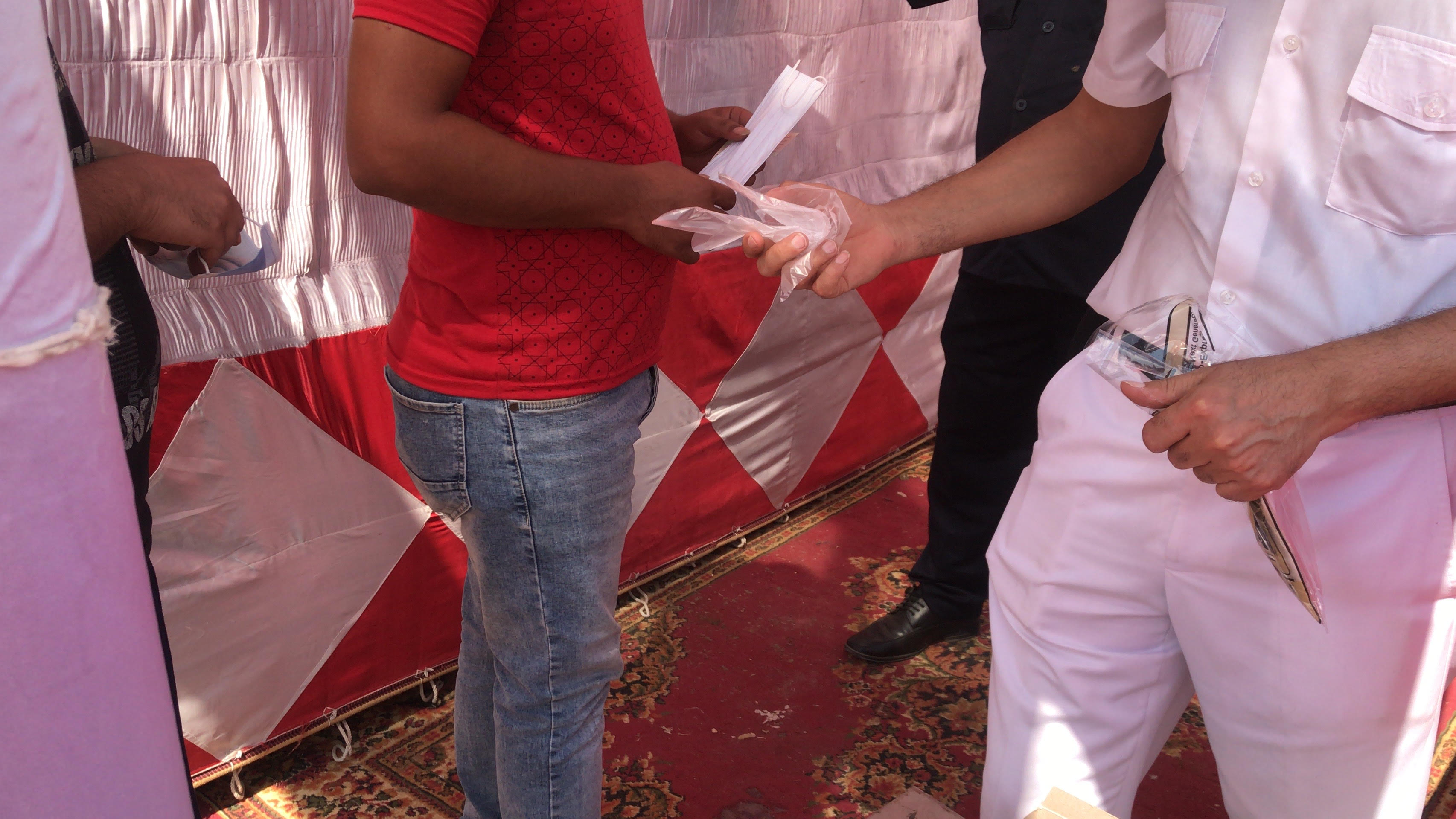 توزيع الكمامات على المواطنين1 توزيع الكمامات على المواطنين1