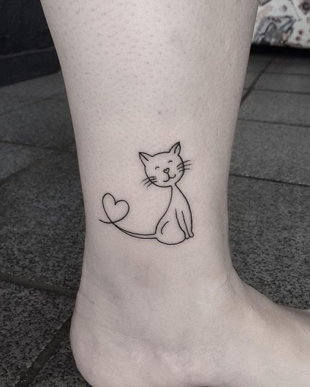 تاتو قطة بسيط على الساق