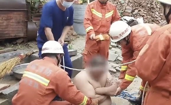 رجل صيني حشر داخل بئر أثناء محاولته إغلاقه ..فيديو وصور  (2)