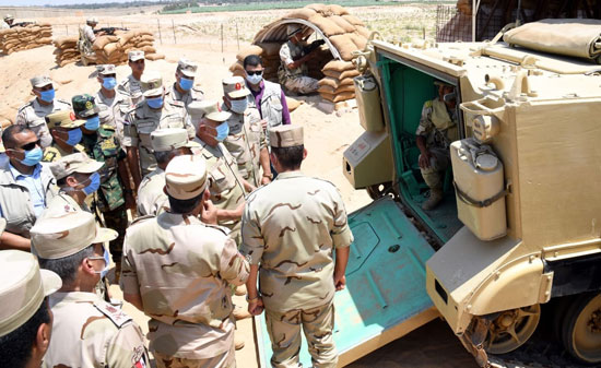 الفريق محمد فريد يتفقد العملية التعليمية لطلبة معهد ضباط الصف المعلمين (1)