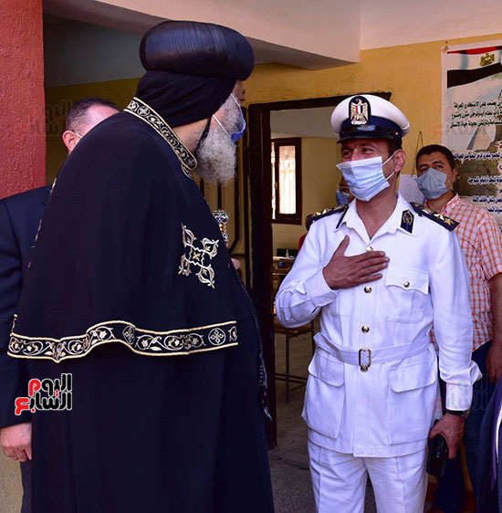 أحد الضباط يدلي ترحيبه بالبابا داخل مقرة الإنتخابي أحد الضباط يدلي ترحيبه بالبابا داخل مقرة الإنتخابي