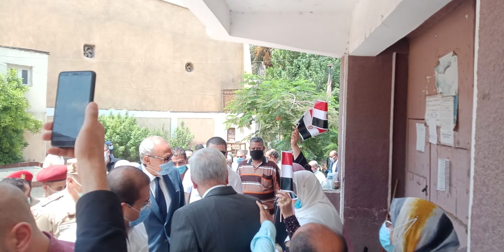 اعلام مصر تزين اللجان الانتخابية