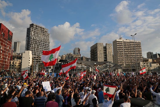 علم لبنان وسط التظاهرات