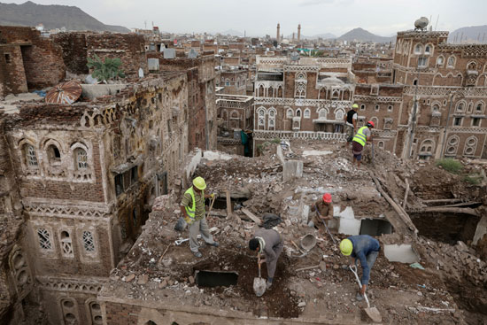 عمال يهدمون مبنى دمرته الأمطار فى صنعاء القديمة