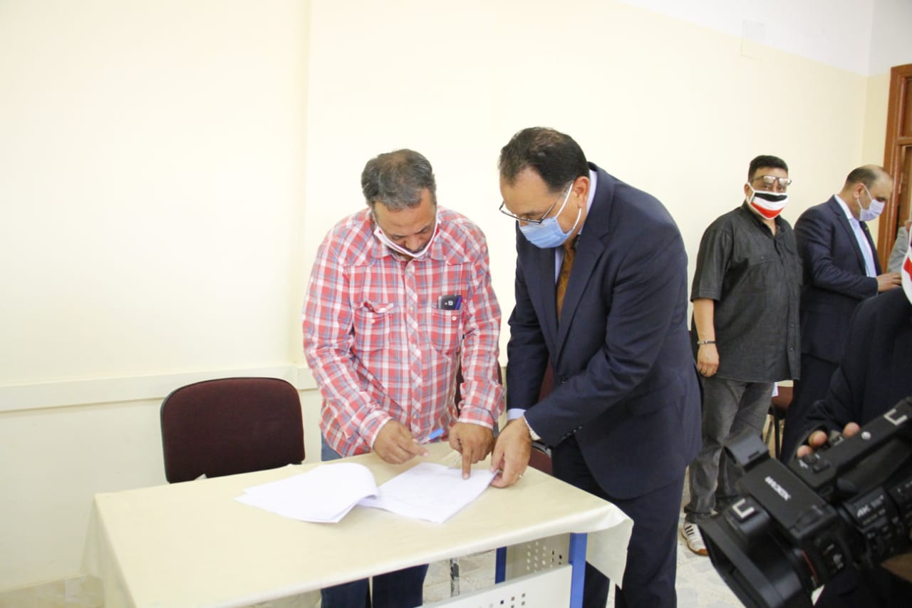 رئيس الوزراء يدلى بصوته فى انتخابات مجلس الشيوخ (2)