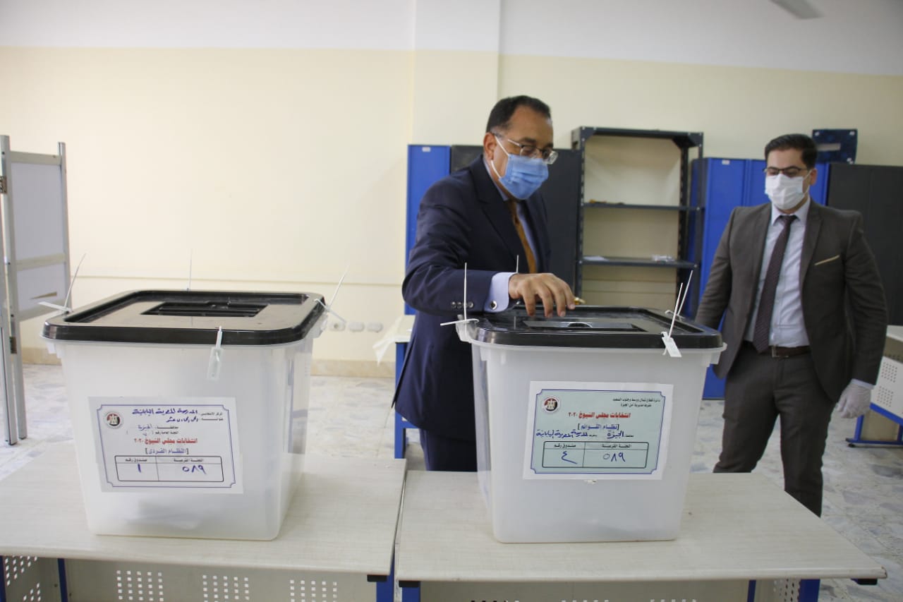 رئيس الوزراء يدلى بصوته فى انتخابات مجلس الشيوخ (4)