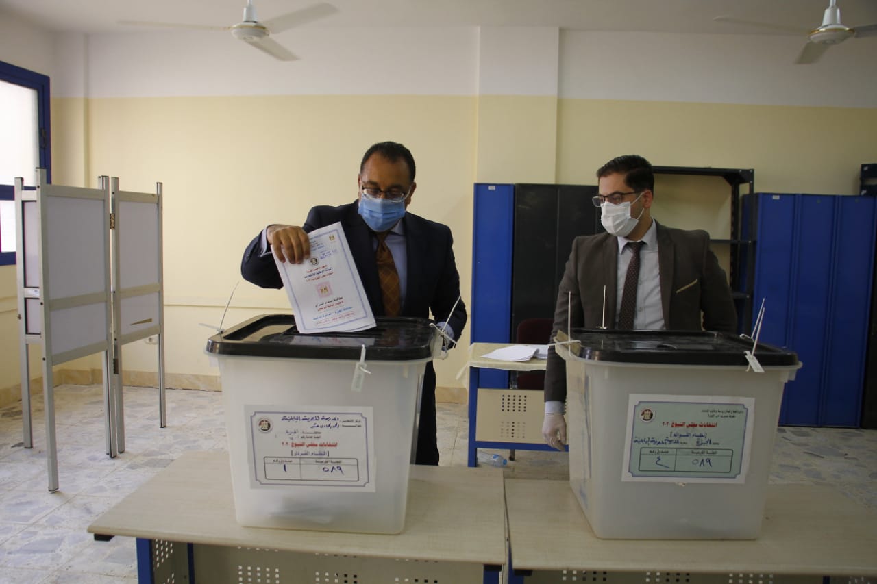 رئيس الوزراء يدلى بصوته فى انتخابات مجلس الشيوخ (1)