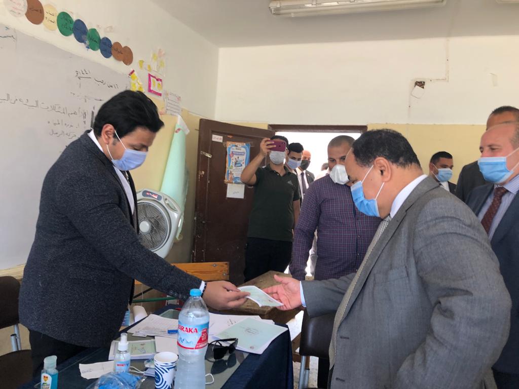 وزير المالية.. عقب الإدلاء بصوته فى انتخابات مجلس الشيوخ (5)