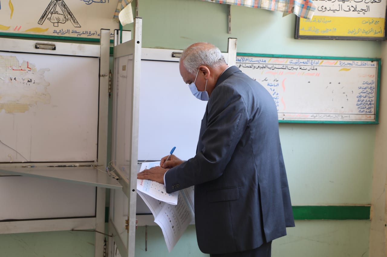 محافظ الجيزة يدلى بصوته فى انتخابات مجلس الشيوخ (1)