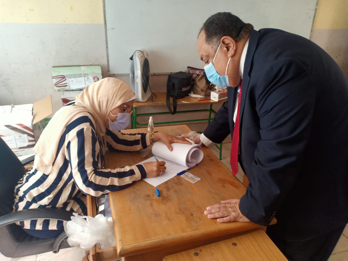 رئيس جامعة حلوان يدلي بصوته في انتخابات مجلس الشيوخ  (4)