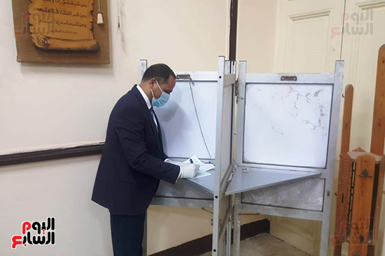 رئيس جامعة دمنهور يدلى بصوته فى لجان المغتربين لانتخابات الشيوخ  (4)