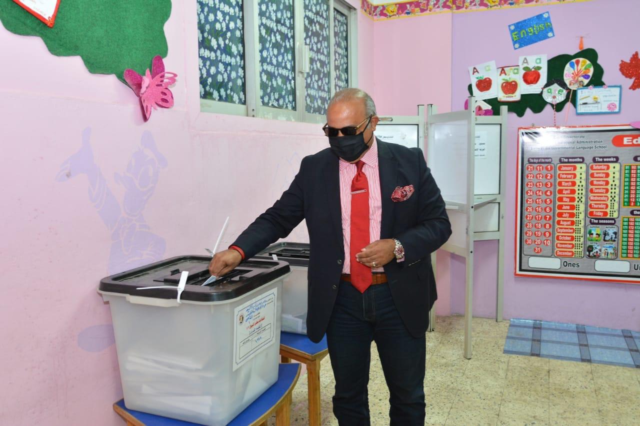 مساعد وزير التموين يدلى بصوته فى انتخابات مجلس الشيوخ  (2)
