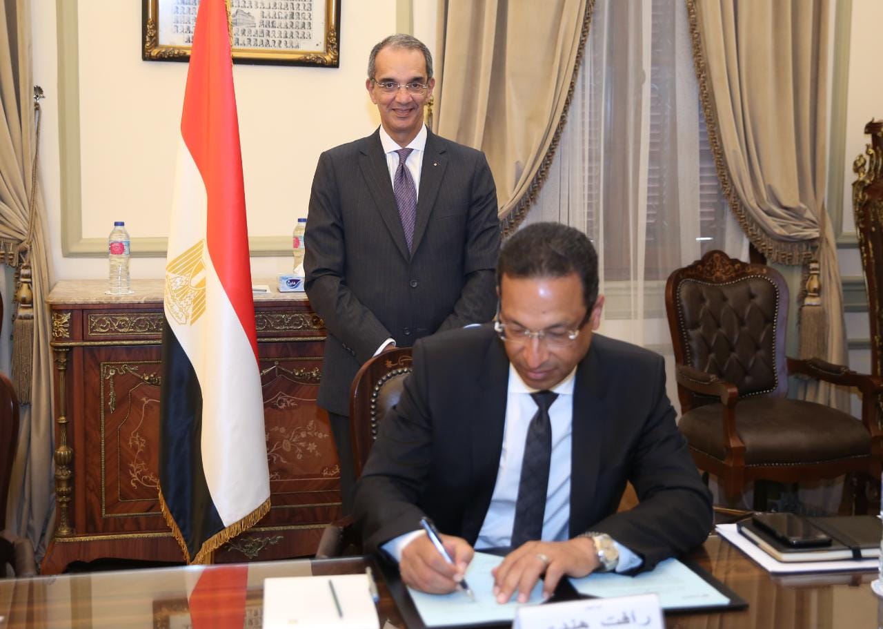 وزير الاتصالات يشهد توقيع الاتفاقيتين